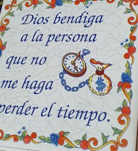 Azulejos con refranes: "Dios bendiga a la persona que no me haga perder el tiempo" - Natura Geodeva