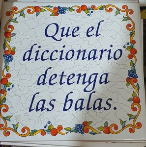 Azulejos con refranes: "Que el diccionario detenga las balas" - Natura Geodeva